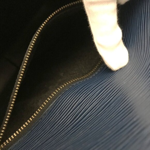 Authentic Louis Vuitton Saint Cloud GM Epi Leather Crossbody Shoulder Bag - Picture 13 of 14